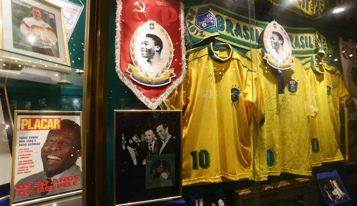 Sejumlah koleksi Pele dipajang di Museum Pele di Lugansk, Ukraina Timur (17/3/2016). Hal yang paling luar biasa adalah museum ini berhasil melewati salah satu konflik bersenjata di Ukraina. (AFP Photo/Aleksey Filippov)