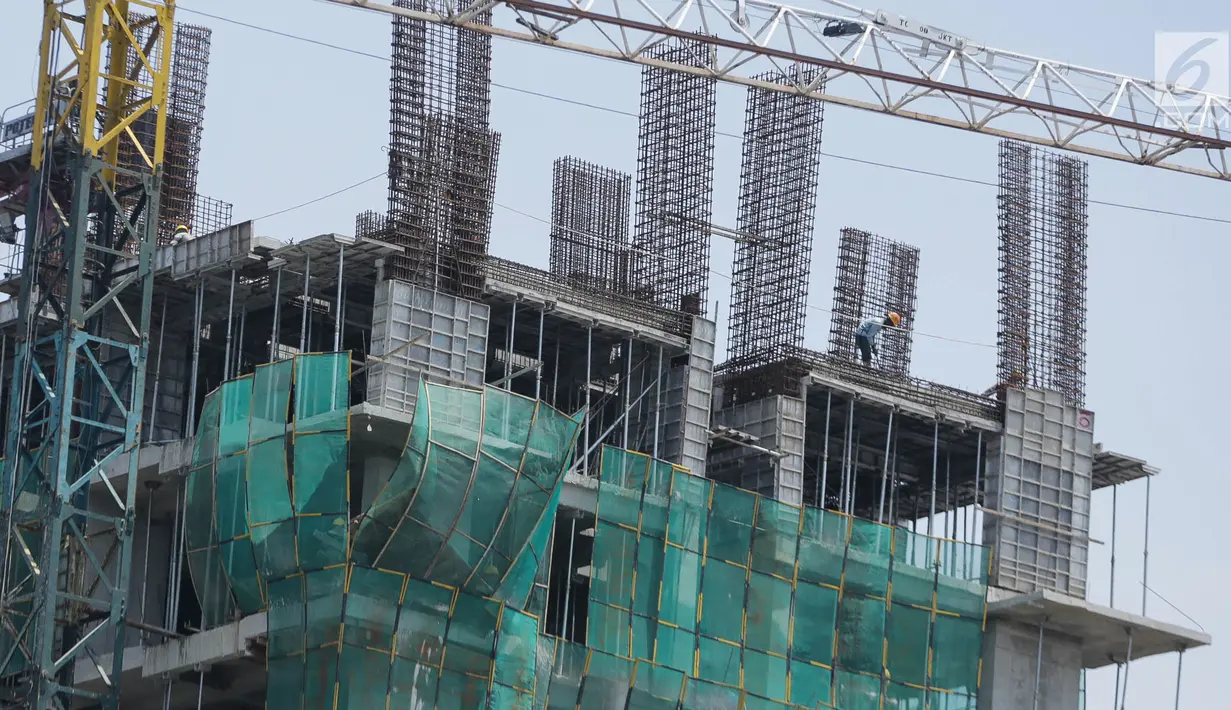 Pekerja menyelesaikan pembangunan gedung di kawasan Ampera, Jakarta, Kamis (4/4). Kementerian Pekerjaan Umum dan Perumahan Rakyat (PUPR) terus meningkatkan kompetensi pekerja di bidang konstruksi dengan mempercepat sertifikasi tenaga kerja. (Liputan6.com/Faizal Fanani)