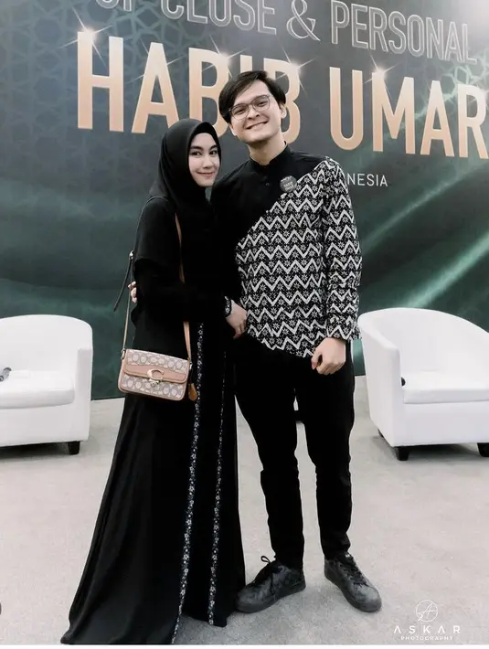 Anisa Rahma tampil dengan gamis hitam serasi dengan kerudungnya. Dipadukan sling bag Coach coklat. [@anisarahma17]