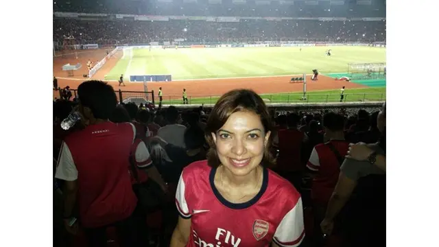 6 Potret Najwa Shihab Pakai Jersey Sepak Bola, Fans Arsenal