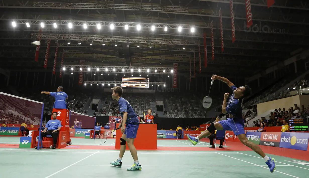 Pasangan Riky Widianto dan Masita Mahmudin saat melawan Liliyana Natsir dan Tontowi Ahmad pada laga Indonesia Masters 2018 di Istora Senayan, Selasa (23/1/2018). Liliana/Tontowi menang 23-21 dan 21-17 atas Riky/Masita. (Bola.com/M Iqbal Ichsan)