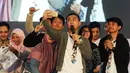 Pemain film The Guys, Raditya Dika berswafoto dengan para peserta Emtek Goes To Campus (EGTC) 2017 di Auditorium Universitas Negeri Semarang, Rabu (5/4). Untuk memulai EGTC 2017 dipilihlah kota Semarang, Jawa tengah.  (Liputan6.com/Yoppy Renato)