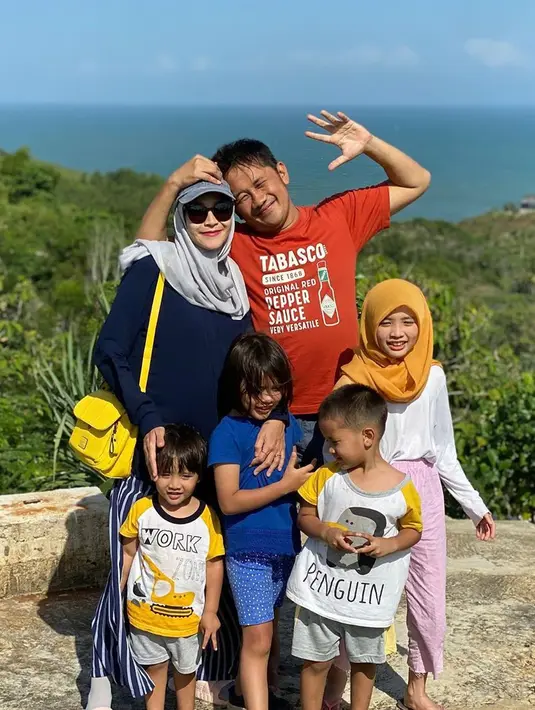 “Ketentuannya, boleh pegang gadget dengan catatan sudah membaca minimal 10 halaman buku,” ujarnya. (Instagram/zaskiadyamecca)