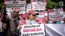 Massa aksi yang tergabung dalam Komando Aksi Mahasiswa dan Pemuda Anti Korupsi (Kompak) menggelar aksi unjuk rasa di depan Gedung KPK, Jakarta, Rabu (29/11). (Liputan6.com/Faizal Fanani)
