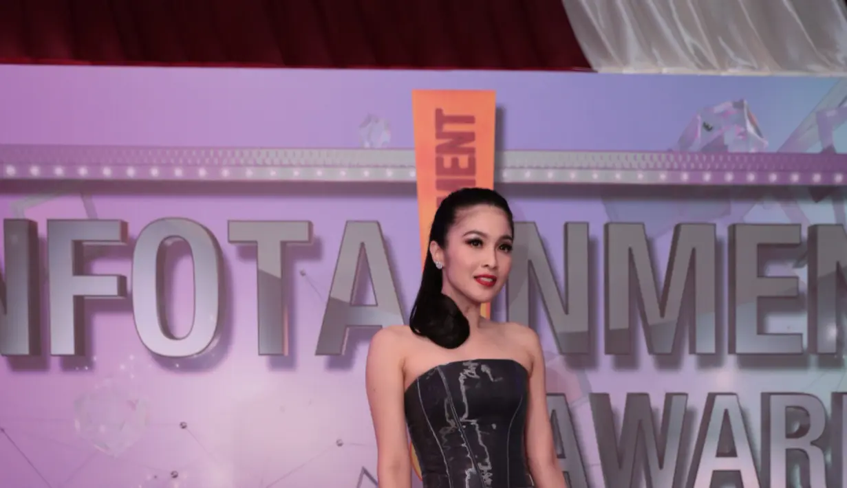Setelah resmi menjadi istri, ia masih menjalani kegitannya syuting. Meski tidak dibatasi oleh sang suami, ia tidak melupakan tugasnya sebagai seorang istri. (Adrian Putra/Bintang.com)
