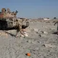 Sejumlah pasukan Libya yang bersekutu dengan pasukan PBB bersama tank T-55 bergerak menuju pantai saat bertempur dengan ISIS di Sirte, Libya, (3/8). (REUTERS/Goran Tomasevic)