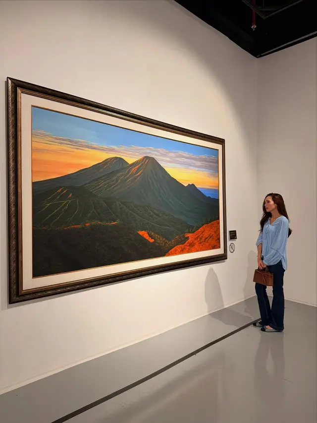 OOTD Casual Beby Tsabina Kunjungi Pameran Seni, Stylish dengan Jinjing Tas Brand Lokal Rp4 Jutaan