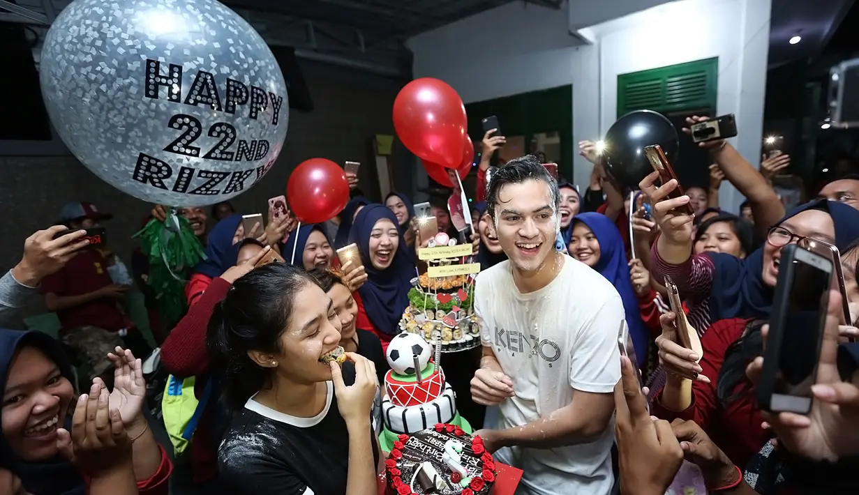 Selain para penggemar, di kejutan tengah malam untuk Rizky Nazar juga hadir Cut Syifa. Balon bertuliskan nama dan ucapan selamat ulang tahun, kue dan hadiah pun diberikan untuk aktor tampan ini. (Bambang E.Ros/Bintang.com)