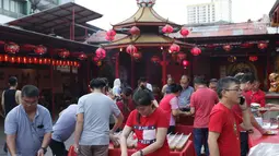 Panitia menyiapkan menu makanan berbuka puasa di Vihara Dharma Bakti di kawasan Petak Sembilan, Jakarta, Jumat (10/5/2019). Beragam menu makanan dan minuman khas untuk berbuka puasa disediakan secara gratis. (Liputan6.com/Helmi Fithriansyah)