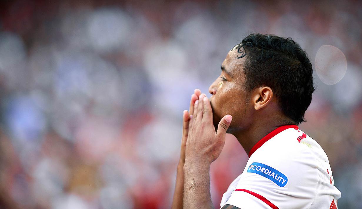 Striker Sevilla, Luis Muriel, melakukan selebrasi setelah mencetak gol ke gawang Malaga pada laga La Liga Spanyol, Minggu (1/10/2017). Sevilla menang 2-0 atas  Malaga. (AFP/Cristina Quicler)