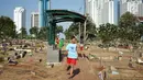 Anak-anak bermain di sekitar Taman Pemakaman Umum (TPU) Karet Bivak, Jakarta, Selasa (10/9/2019). Keterbatasan ruang terbuka hijau memaksa sebagian anak-anak di Ibu Kota bermain tidak pada tempatnya, meskipun dalam kondisi yang tidak layak. (Liputan6.com/Immanuel Antonius)