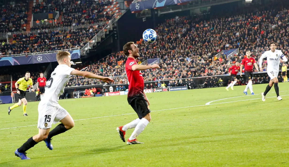 Pemain Manchester United (MU), Juan Mata (tengah) mengendalikan bola saat bermain melawan Valencia pada babak penyisihan Grup H Liga Champions di Stadion Mestalla, Valencia, Spanyol, Rabu (12/12). MU kalah 1-2 atas Valencia. (AP Photo/Alberto Saiz)