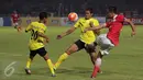 Kapten tim Semen Padang, Hengki Ardiles (tengah) menahan pergerakan Rezaldi Hehanusa (Persija) di laga Torabika Soccer Championship presented by IM3 Ooredoo di Stadion GBK, Jakarta, Minggu (8/5/2016). Persija unggul 1-0. (Liputan6.com/Helmi Fithriansyah)