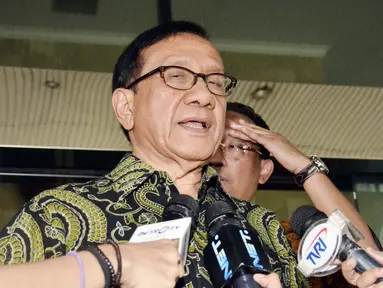 Penasihat Korps Alumni Himpunan Mahasiswa Islam (KAHMI)  Akbar Tanjung mendatangi gedung KPK Jakarta, Kamis (9/4/2015). Kedatangan Akbar untuk menjenguk mantan Ketua PB HMI, Anas Urbaningrum di Rumah Tahanan KPK. (Liputan6.com/Helmi Afandi)