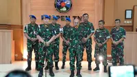 Kapuspen TNI Laksda TNI Julius Widjojono menjelaskan soal pesawat SAM Air yang hilang kontak di Papua Pegunungan. (dok TNI)