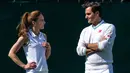 Princess of Wales, Kate Middleton (kiri), berbincang dengan petenis, Roger Federer, dalam sebuah pertandingan ekshibisi jelang Turnamen Tenis Grand Slam Wimbledon 2023 di The All England Tennis Club in Wimbledon, Sabtu (24/6/2023). (AFP/AELTC/Thomas Lovelock)