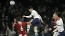 Pemain Tottenham Hotspur Giovani Lo Celso menyundul bola saat menghadapi Middlesbrough FC pada pertandingan Piala FA di Tottenham Hotspur Stadium, London, Selasa (14/1/2020). Tottenham menang 2-1 dan lolos ke babak 32 besar. (AP Photo/Matt Dunham)