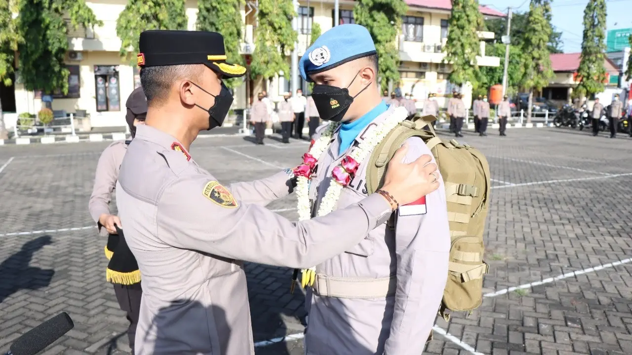 Kapolres Situbondo AKBP Andi Sinjaya (Kanan) Menyambut Brigadir Pradika Triyandana (Kiri) yang baru datang tugas PBB di Sudan (Istimewa)