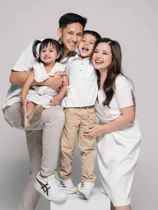 Pose lucu Arrasya dan Shafanina di pemotretan dalam rangka ulang tahun Shafanina ini bikin gemas. Kedua anak Tasya Kamila ini usianya hanya terpaut 4 tahun. Seperti diketahui Arrasya lahir pada tahun 2019, sementara Shafanina pada 2023. Saling berpelukan dan pamer senyuman manis, keluarga Tasya Kamila dan Randi Bachtiar ini disebut netizen sebagai keluarga cemara. (Liputan6.com/IG/@tasyakamila)