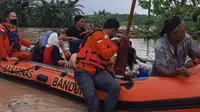 Kantor Pencarian dan Pertolongan (SAR) Bandung menerjunkan timnya untuk mengevakuasi warga terdampak banjir di Desa Mekarmulya, Kecamatan Teluk Jambe Barat, Kabupaten Karawang. (Foto: Dok. Basarnas)