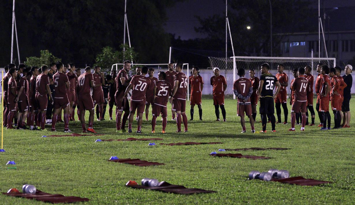 Para pemain Persija Jakarta mendengarkan instruksi saat latihan di Lapangan Sutasoma Halim, Jakarta, Jumat (10/5). Latihan ini merupakan persiapan jelang laga Liga 1 Indonesia 2019. (Bola.com/Yoppy Renato)