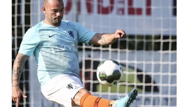 Baru 2 Minggu Pensiun, Ini 6 Potret Terbaru Wesley Sneijder yang Bikin Pangling