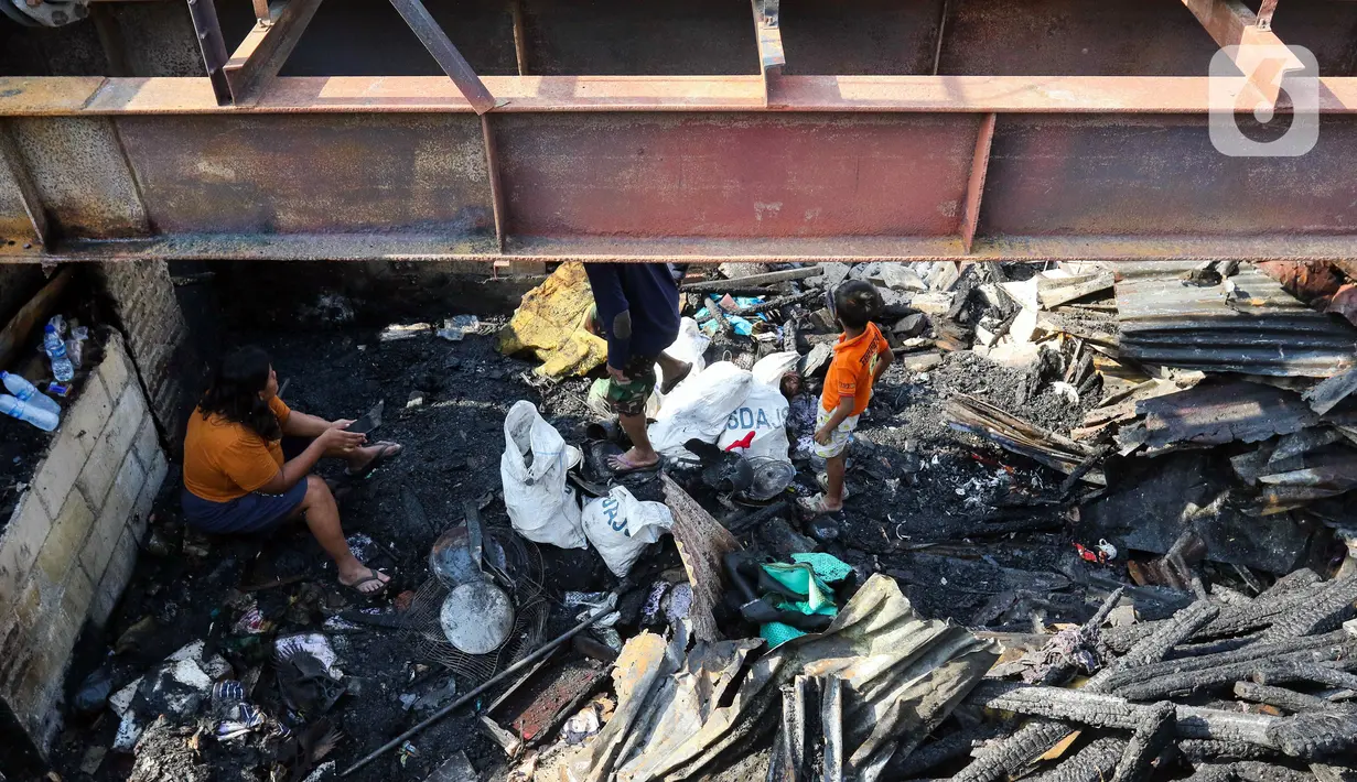 Meski demikian, petugas pemadam kebakaran masih menyemprotkan air ke rumah-rumah yang dilalap api. (Liputan6.com/Herman Zakharia)