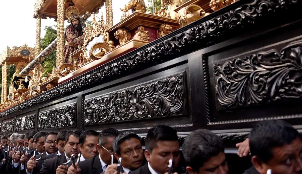 Umat Katolik membawa patung Yesus saat prosesi Jesus de La Merced di Guatemala City (5/8). Acara ini merupakan perayaan 300 tahun pengudusan di Guatemala City. (AFP Photo/Johan Ordonez)