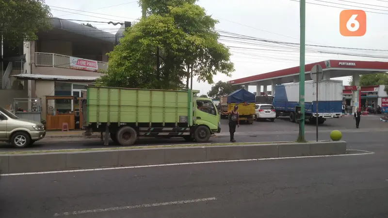 Antrean kendaraan yang hendak mengisi BBM jenis solar di SPBU Jalan Gajah Mada mengular hingga ke jalan raya (Hermawan Arifianto/Liputan6.com)