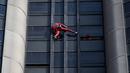 Alain Robert, pendaki bangunan pencakar langit asal Prancis memanjat Menara Montparnasse di Paris, Prancis, Rabu (12/10/2022). Alain Robert yang dikenal sebagai Spiderman Prancis itu kembali beraksi dengan memanjat Menara Montparnasse yang memiliki ketinggian 210 meter. (Bertrand GUAY/AFP)