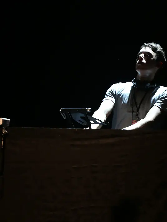 Terdapat tiga panggung di konser musik We The Fest 2015, Clown Chella, Banana Palooza, dan Acoustic Stage. Penampilan Darius yang memainkan setlistnya dapat penonton nikmati di panggung Banana Palooza. (Galih W. Satria/Bintang.com)