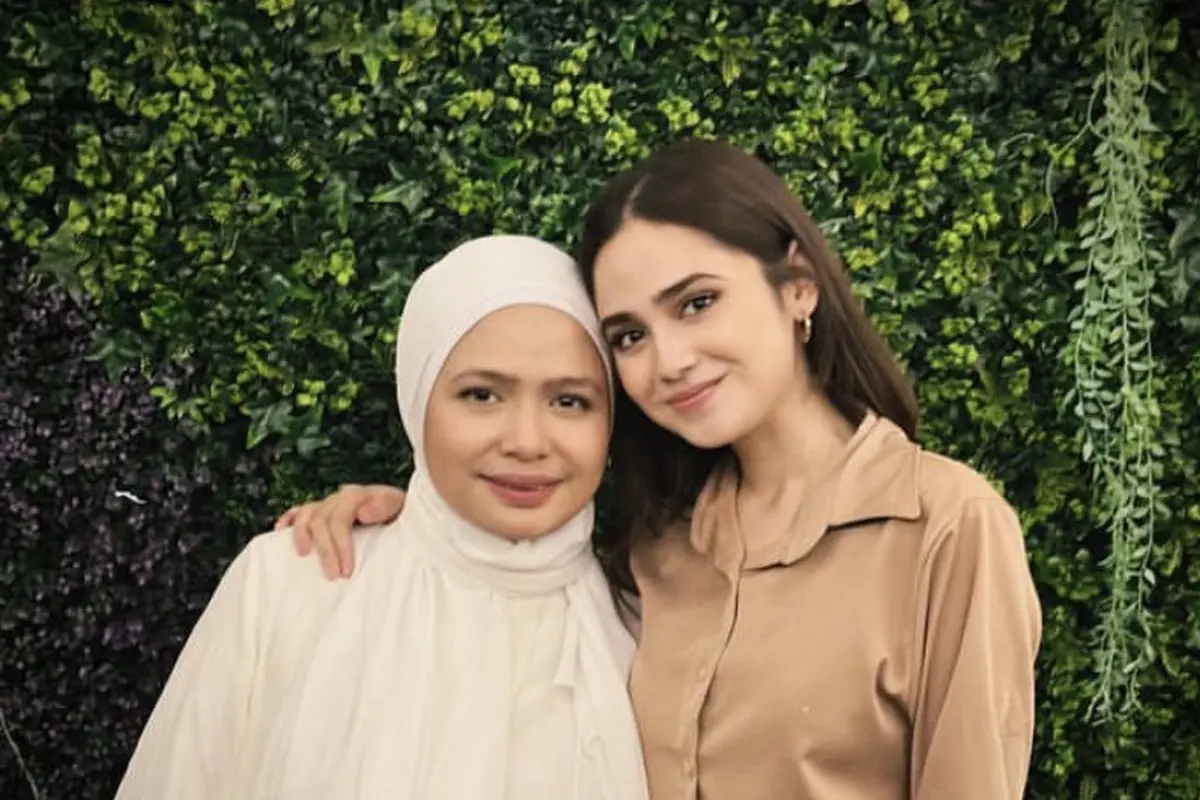 Gaya Busana Serba Cokelat Syifa Hadju