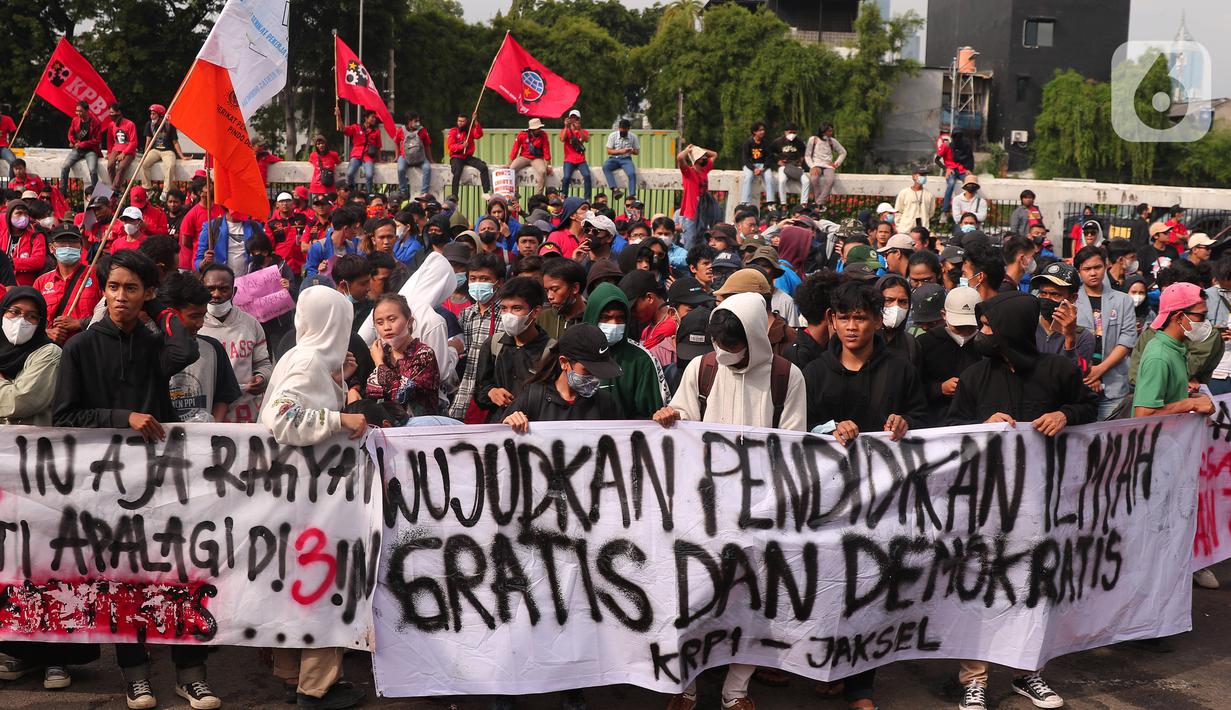 <p>Massa aksi dari berbagai elemen melakukan aksi di Gedung DPR, Jakarta, Kamis (21/4/2022). Aksi yang terdiri dari buruh, mahasiswa dan aktivis menyuarakan untuk menolak penundaan pemilu, kenaikan harga minyak, dan cipta kerja. (Liputan6.com/Angga Yuniar)</p>