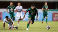 Pemain Persebaya Surabaya, Ricky Kambuaya (kanan) melewati pemain Persela Lamongan, Ahmad Bustomi dalam laga pekan ke-8 BRI Liga 1 2021/2022 di Stadion Maguwoharjo, Sleman, Kamis (21/10/2021). (Bola.com/Bagaskara Lazuardi)