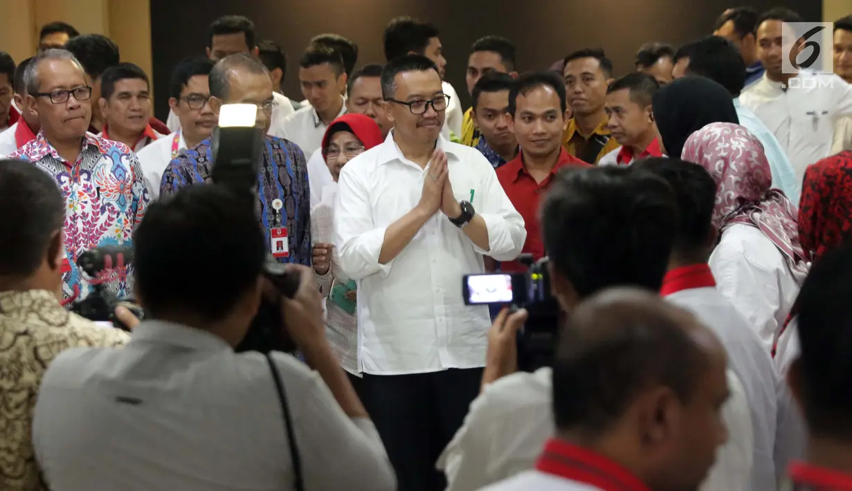 Menpora Imam Nahrawi menyapa staffnya usai rapat perpisahan terkait pengunduran dirinya dari jabatan Menteri Pemuda dan Olahraga di Gedung Kemenpora, Jakarta, Kamis (19/9/2019). Sebelumnya, KPK menetapkan Imam Nahrawi sebagai tersangka kasus suap dana hibah KONI. (Liputan6.com/Helmi Fithriansyah)