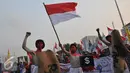 Bendera merah putih dikibarkan saat aksi di depan Istana Merdeka, Jakarta, Rabu (8/7/2015). Mereka menuntut presiden untuk menolak perpanjangan konsesi serta menuntut nasionalisasi aset PT. JICT (Liputan6.com/Faizal Fanani)