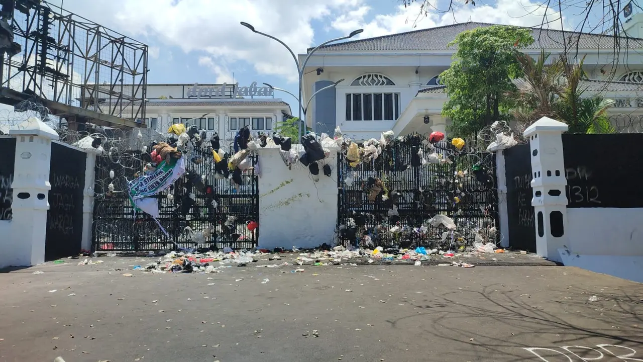 Gedung DPRD Jabar dipenuhi sampah
