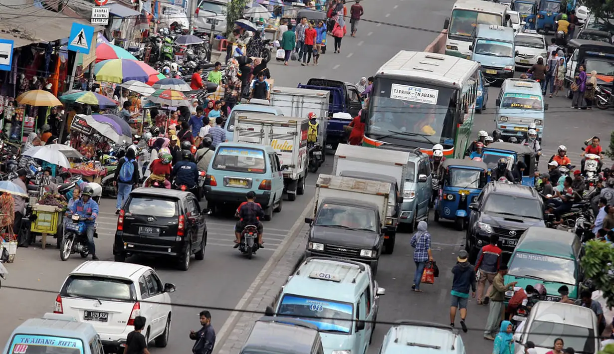 Pedagang Kaki Lima (PKL) kembali memenuhi badan jalan di Jalan Jatibaru, Tanah Abang, Jakarta, Senin (9/6/14). (Liputan6.com/Faizal Fanani)