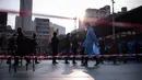 Orang-orang berdiri dalam antrean untuk pengujian virus corona COVID-19 di Hong Kong, 12 Februari 2022. Pihak berwenang bergegas untuk meningkatkan kapasitas pengujian COVID-19 menyusul rekor tertinggi infeksi baru. (Louise Delmotte/AFP)