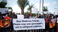 Warga Maldives (Maladewa) protes atas kedatangan Presiden Sri Lanka yang kabur ke negara mereka. (AFP)