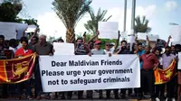 Warga Maldives (Maladewa) protes atas kedatangan Presiden Sri Lanka yang kabur ke negara mereka. (AFP)