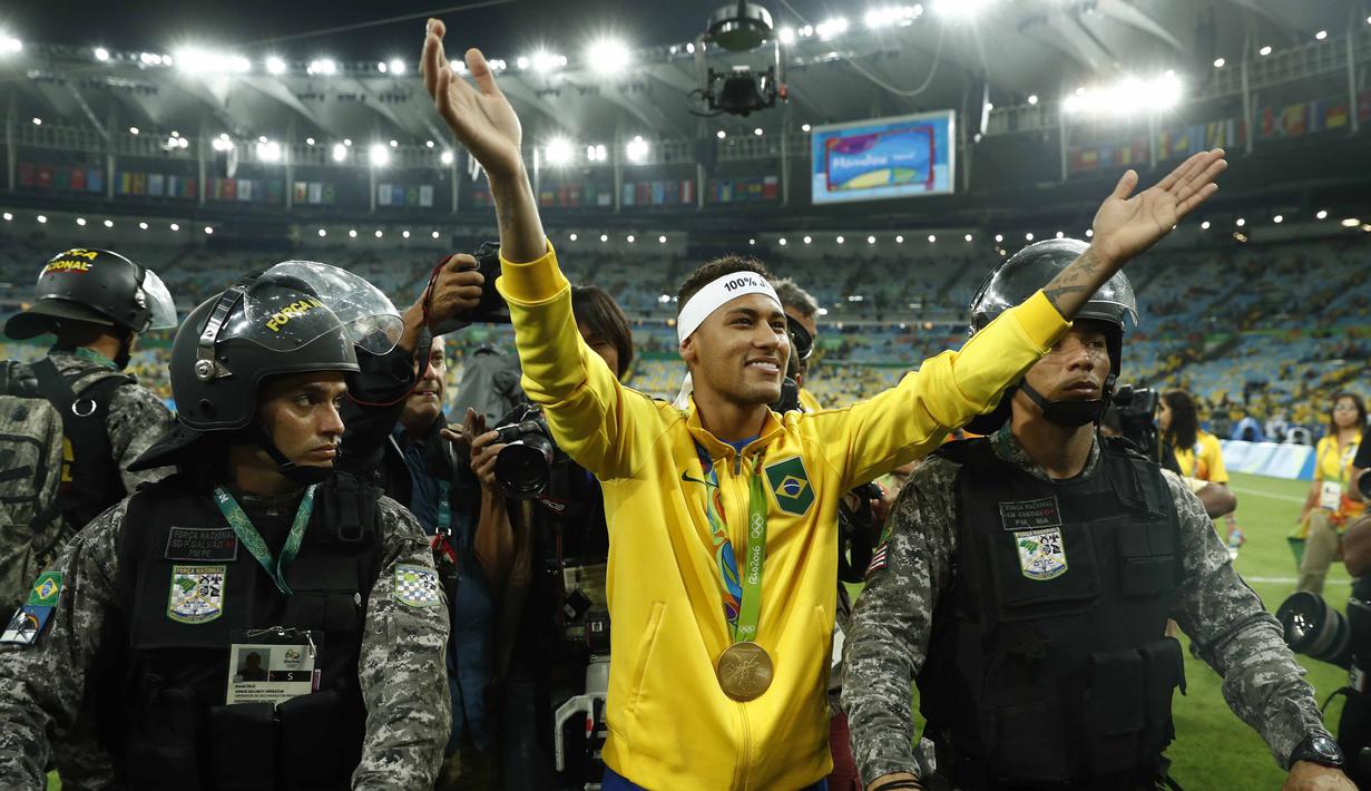 Aksi Neymar melakukan selebrasi dengan pengawalan ketat polisi saat meraih medali emas pada final sepak bola melawan Jerman di Stadion Maracana, Rio de Janeiro, (21/8/2016) dini hari WIB. (AFP/Odd Andersen)