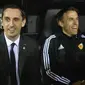 Gary Neville (kiri) dan Phil Neville (kanan) kini berkolaborasi menangani Valencia. (AFP/Jose Jordan)