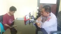 Riski Ludji Nara (23) mahasiswa bejat pelaku pencabulan terhadap gadis disabilitas di Kupang akhinya tertangkap polisi Polsek Oebobo. (Liputan6.com/ Ola Keda)