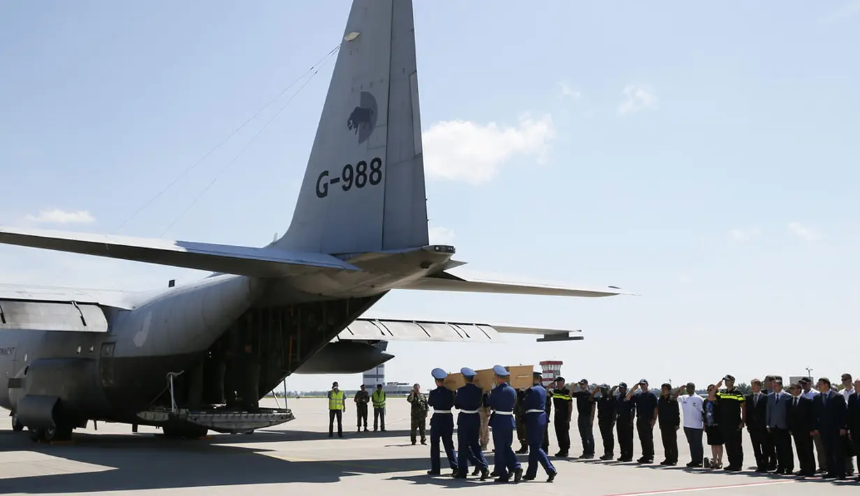 Sebuah hercules di Kharkiv, Ukraina, (23/7/2014), disiapkan untuk mengangkut korban jatuhnya pesawat Malaysia Airlines MH-17 menuju Belanda. (REUTERS/Gleb Garanich)