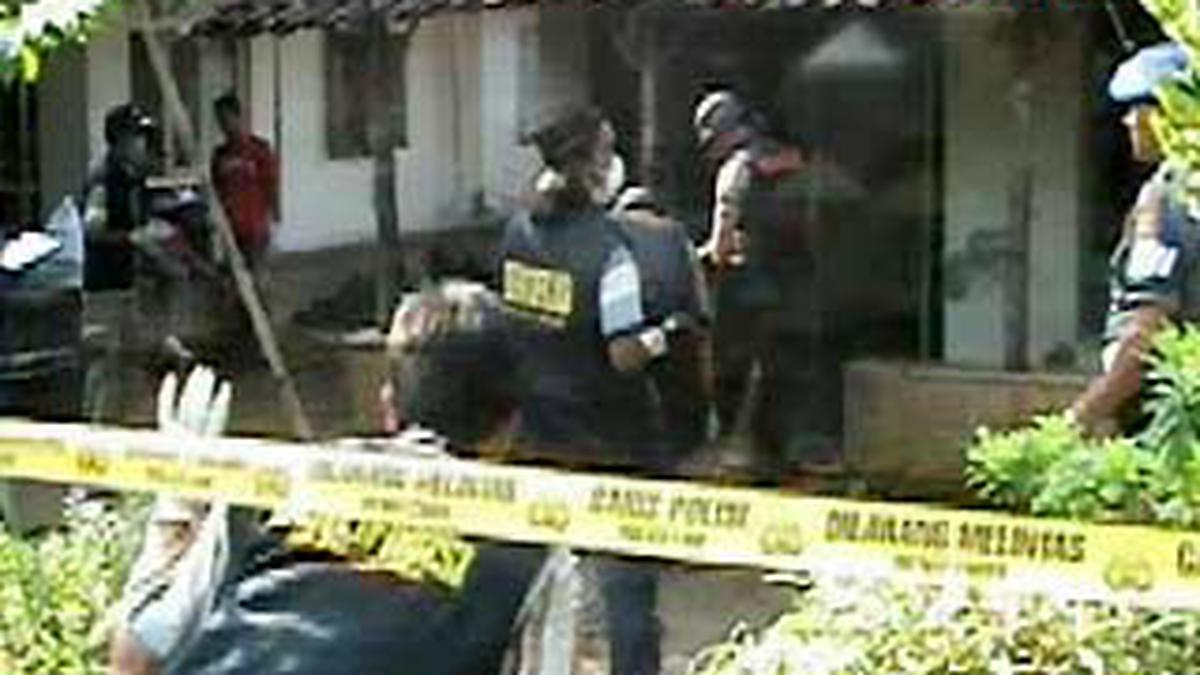 Rumah Orangtua Musola Didatangi Densus 88 - News Liputan6.com