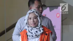 Marketing Manager PT Humpuss Transportasi Kimia, Asty Winasti tiba di Gedung KPK, Jakarta, Senin (8/4). Asty diperiksa sebagai tersangka terkait dugaan suap kerja sama pengangkutan bidang pelayaran antara PT Pupuk Indonesia Logistik dengan PT Humpuss Transportasi Kimia. (merdeka.com/Dwi Narwoko)