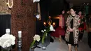 Menko PMK, Puan Maharani melihat koleksi batik jelang menghadiri acara Perempuan dan Canting di Jakarta, Rabu (25/1). Acara juga ditandai penyerahan penghargaan kepada dua pelestari batik nasional. (Liputan6.com/Helmi Fithriansyah)