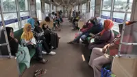 Penumpang KRL Commuter Line menunggu dalam gerbong saat kereta berhenti beroperasi di kawasan Jatinegara, Jakarta, Minggu (4/8/2019). Listrik padam yang melanda Jakarta dan  sekitarnya mengakibatkan penumpang KRL Commuter Line telantar lantaran kereta berhenti beroperasi. (merdeka.com/Iqbal Nugroho)