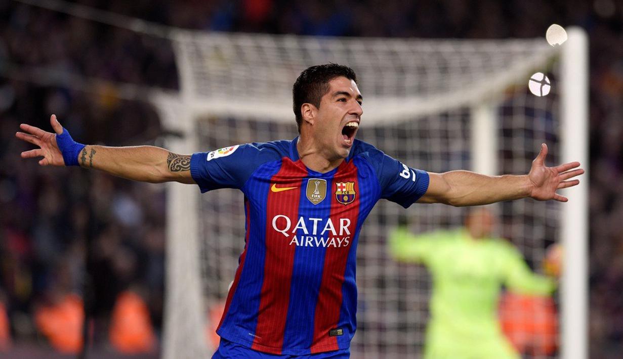 Ekspresi striker Barcelona, Luis Suarez, setelah mencetak gol ke gawang Real Madrid pada laga La Liga, di Stadion Camp Nou, Sabtu (3/12/2016). (AFP/Lluis Gene)